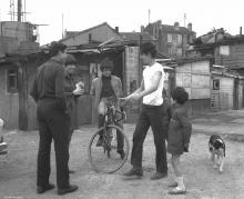 Jeunes Portugais à Aubervilliers, 1965, (c) Gérald Bloncourt