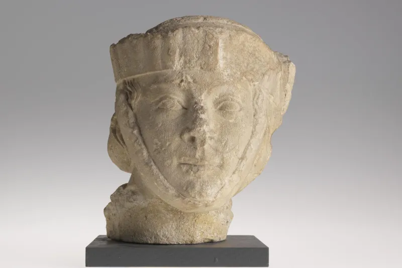 Tête de femme portant un touret © Lysiane Gauthier - mairie de Bordeaux