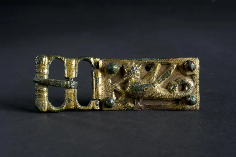 Boucle de ceinture au dragon ailé dévorant un serpent © Lysiane Gauthier - mairie de Bordeaux