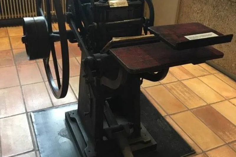 Rotative d’imprimerie clandestine, papier, impression et manuscrit, 1943 – 1944 © Mairie de Bordeaux, collections Centre national Jean Moulin