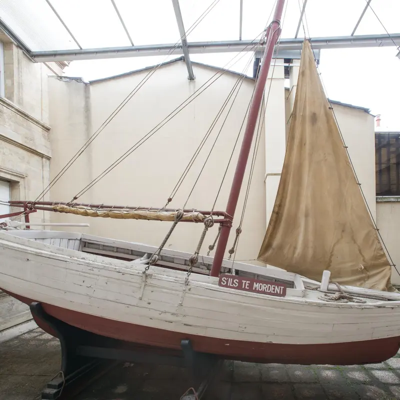 Bateau « S’ils te mordent » cotre breton. Don Gwenn Aël Bolloré © Lysiane Gauthier – mairie de Bordeaux, collection Centre national Jean Moulin