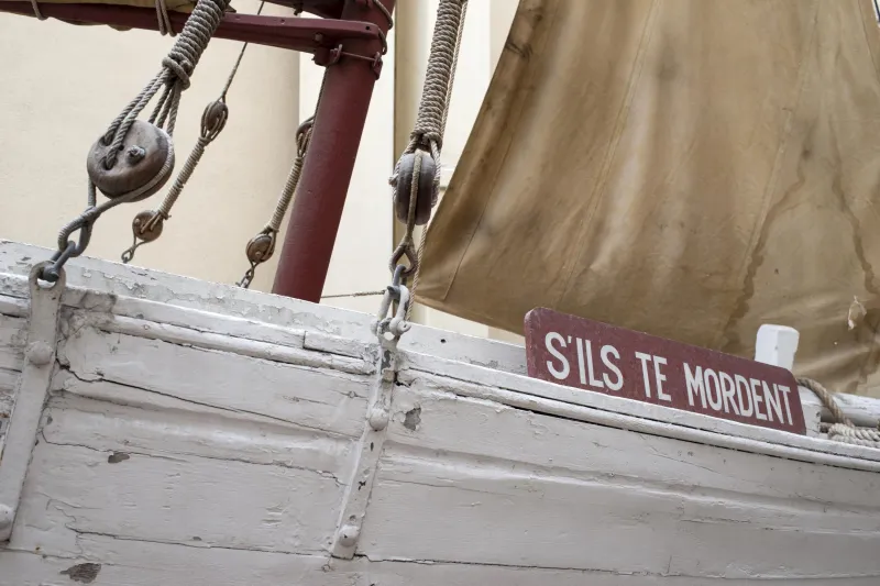 Bateau « S’ils te mordent » cotre breton. Don Gwenn Aël Bolloré © Lysiane Gauthier – mairie de Bordeaux, collection Centre national Jean Moulin