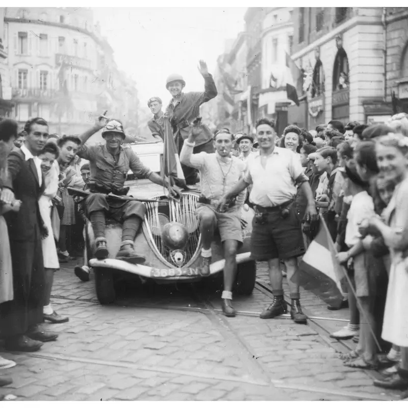 Entrée des résistants dans Bordeaux sous les acclamations de la foule le 28 août 1944.  © N. Meranger - mairie de Bordeaux, collection Centre national Jean Moulin