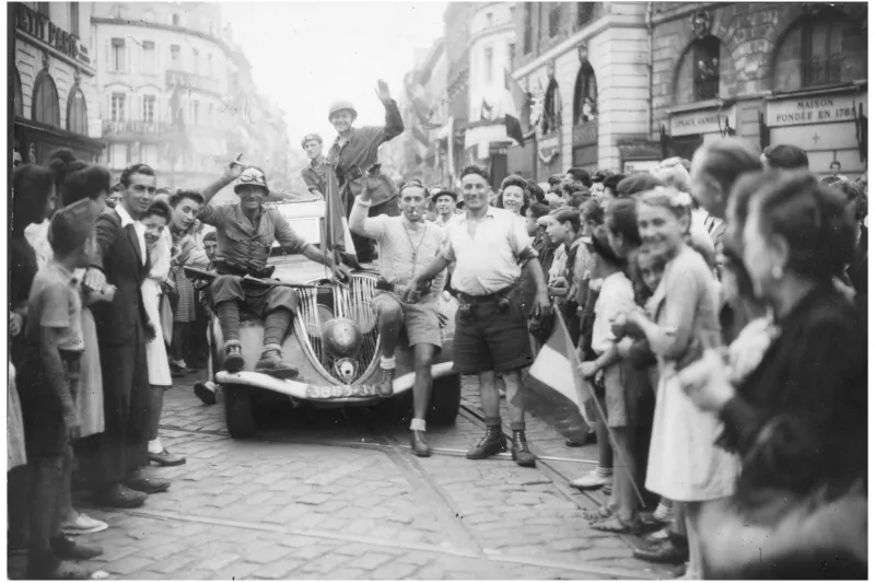Entrée des résistants dans Bordeaux sous les acclamations de la foule le 28 août 1944.  © N. Meranger - mairie de Bordeaux, collection Centre national Jean Moulin