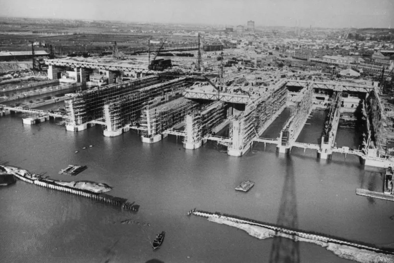 Base sous marine en construction