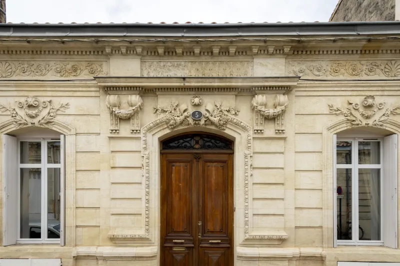 Echoppe double au décor particulièrement développé, montrant la variété de niveaux sociaux habitant ces maisons ©Mairie de Bordeaux, F.Deval