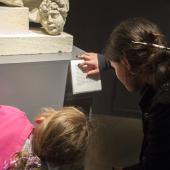 Photographie d'une femme et d'une fille lisant le cartel d'une oeuvre