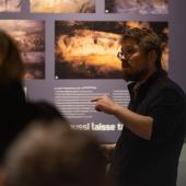 Cette image présente une visite commentée des espaces Préhistoire et Protohistoire