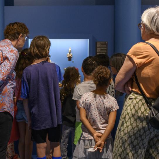 Photographie d'un groupe d'enfants accompagnés d'adultes en visite au musée