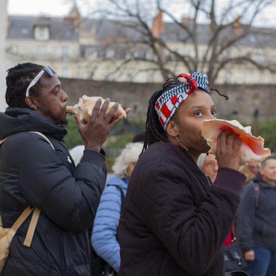 Cette image présente deux personnes jouant d'un instrument de musique