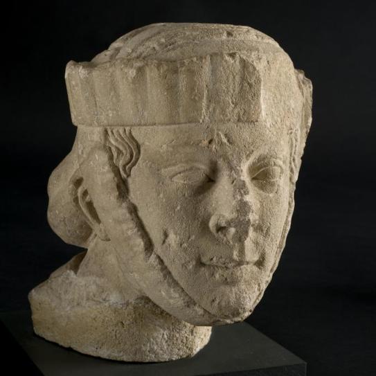 Tête de femme portant un touret