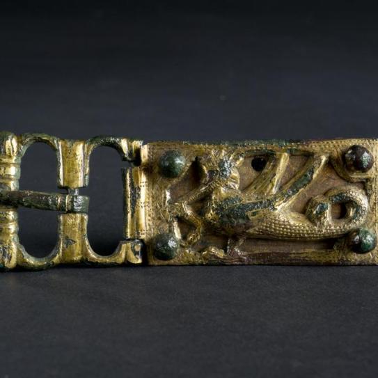 Boucle de ceinture au dragon ailé dévorant un serpent