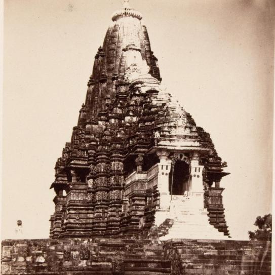 photographie sépia d'un temple