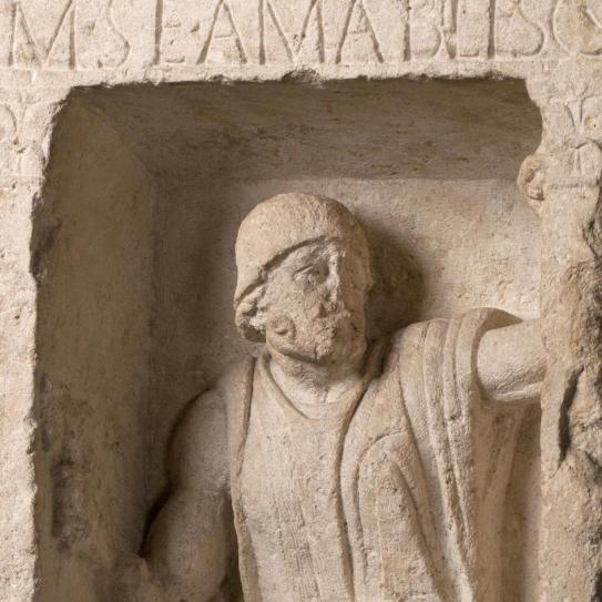 Détail d'une stèle du sculpteur Amabilis