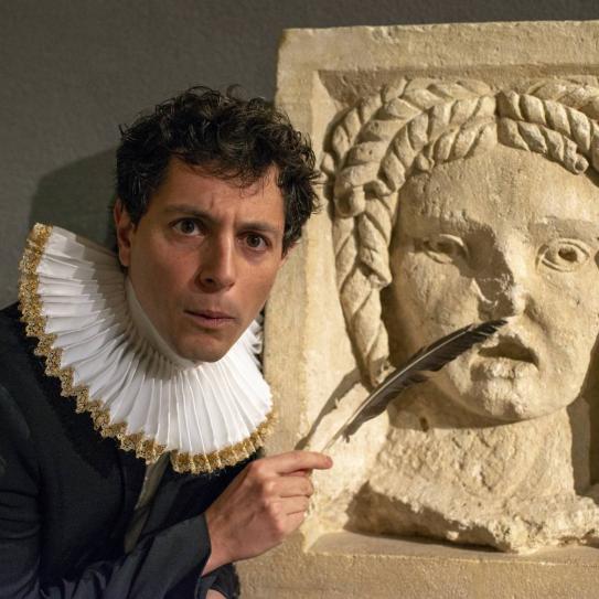 Pierre Lefranc devant une oeuvre