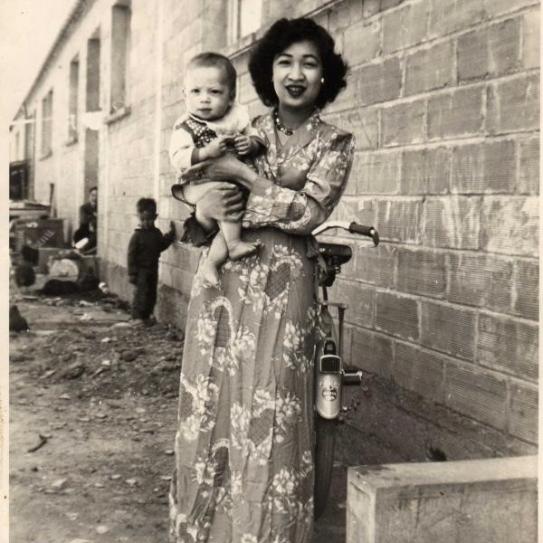 Photo d'une dame et de son enfant