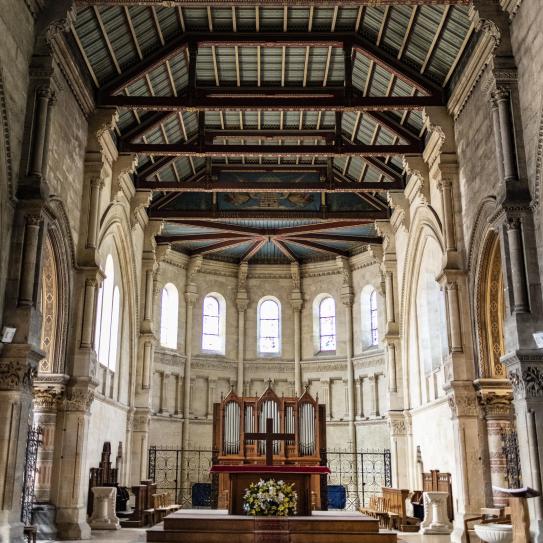 Vue intérieure de l'église Sainte-Marie dans le quartier de la Bastide à Bordeaux 