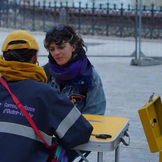 Photo d'un atelier autour d'une table dans la rue