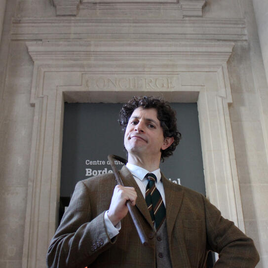 photo du comédien Pierre Lefranc déguisé en concierge