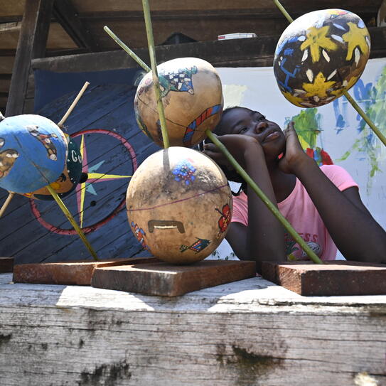 Photo d'une petite fille qui regarde des globes 