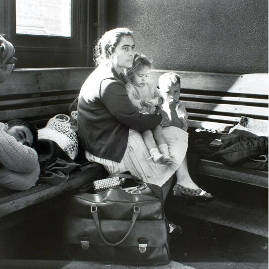 Femme immigrée portugaise, avec son enfant (1969-1970)