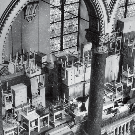 Mobilier confisqué à des Juifs déportés, stockés dans la synagogue Vinohrady (Pragues) - 1944