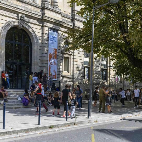 Public devant le parvis du musée par un beau jour de septembre pour les JEPM