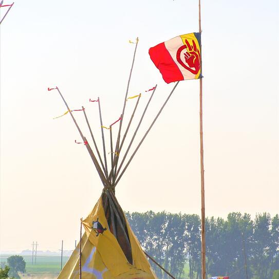 Tipi autochtone & drapeau du American Indian Movement ® Libre de droit