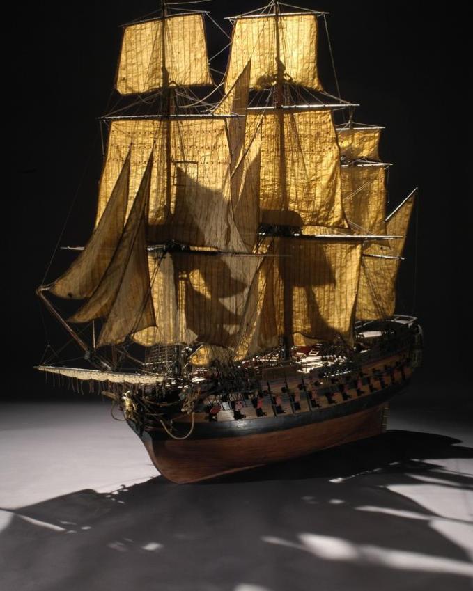 Cette image présente une maquette du navire "Le Conquérant".