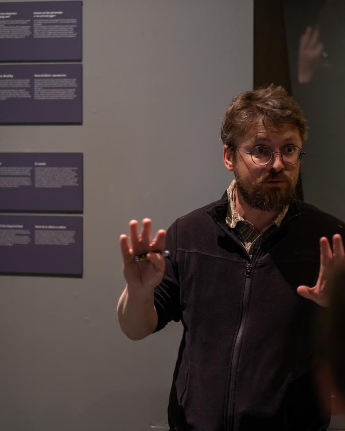 Cette image présente une visite commentée dans les espaces de la Préhistoire.