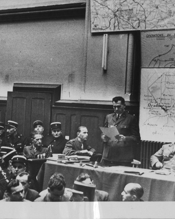 Photo en noir et blanc du procès du massacre d'Oradour-sur-glane