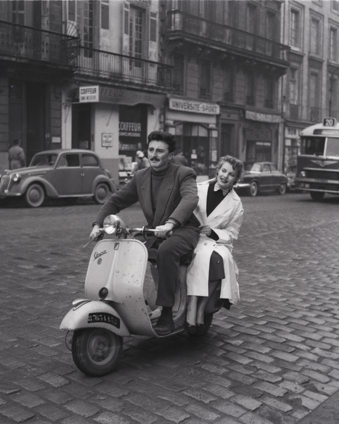Couple sur un scooter à Bordeaux dans les années 50