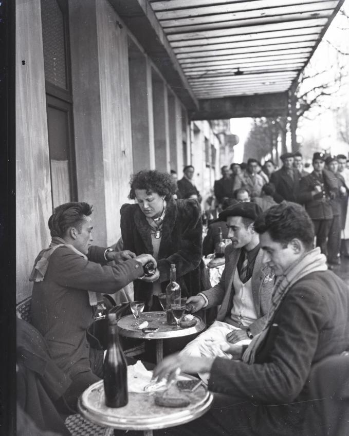 Groupe attablé à une terrasse de bistrot, Bordeaux années 50