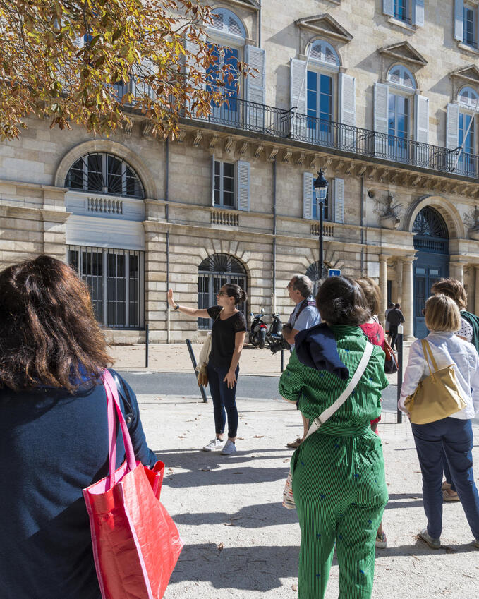 Départ de la visite depuis le cours Xavier Arnozan proche du quai des Chartrons. 