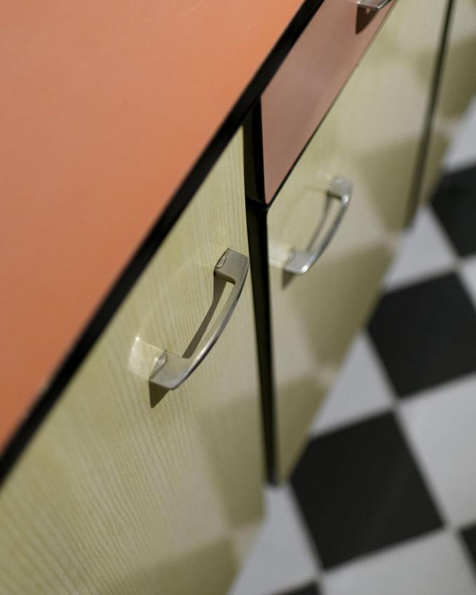 Détail d'une cuisine en formica datant des années 1950