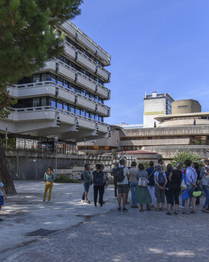 Vue sur la tour Allianz et l'ancien siège social de la Caisse d'Epargne depuis la dalle urbaine de Mériadeck