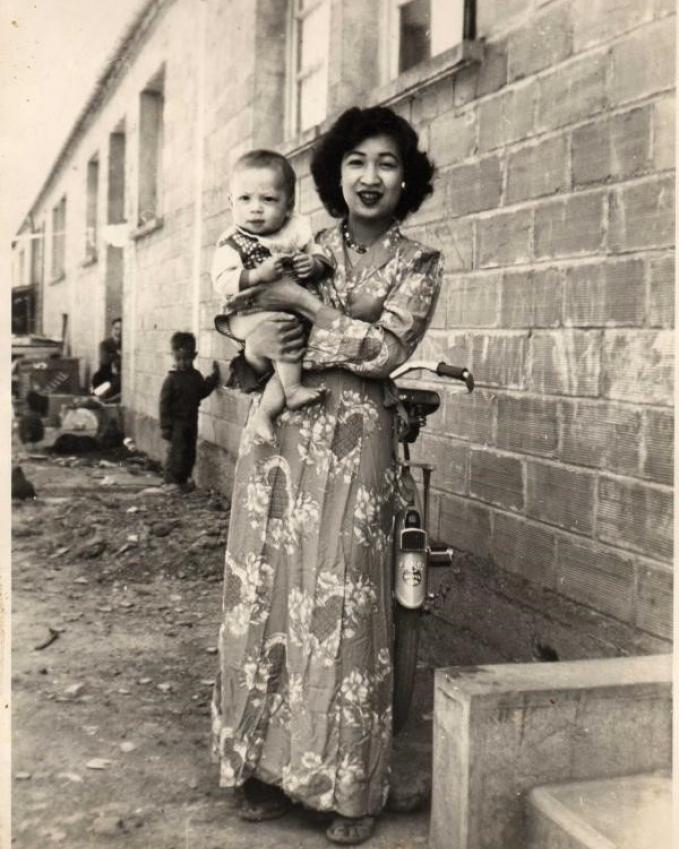 Photo d'une dame et de son enfant