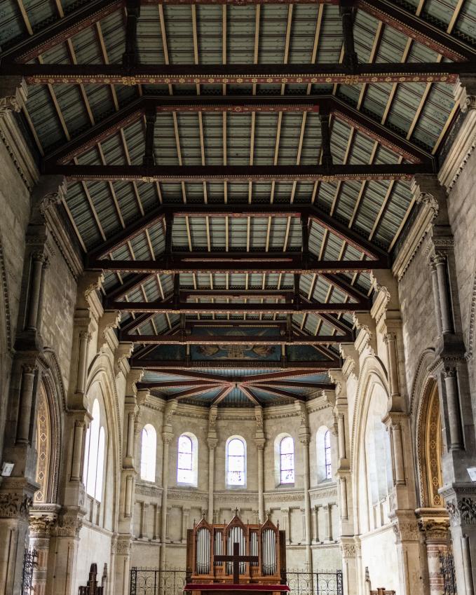 Vue intérieure de l'église Sainte-Marie dans le quartier de la Bastide à Bordeaux 