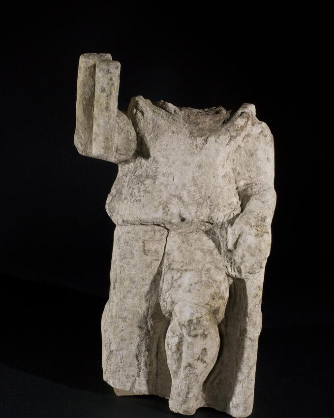 statue en pierre d'un guerrier gaulois dans tête