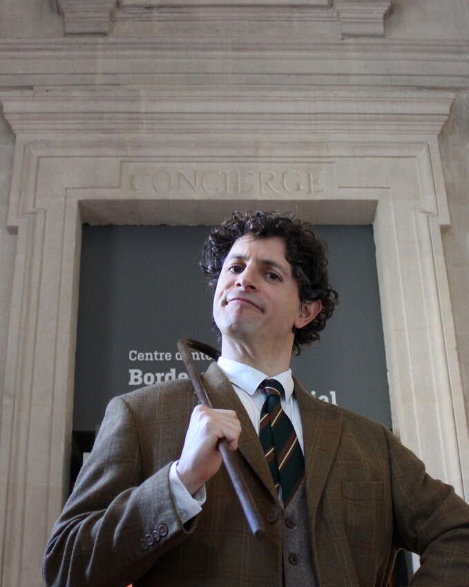 photo du comédien Pierre Lefranc déguisé en concierge
