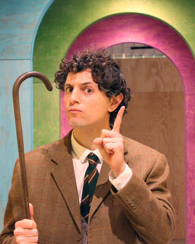 photo du comédien Pierre Lefranc déguisé en concierge