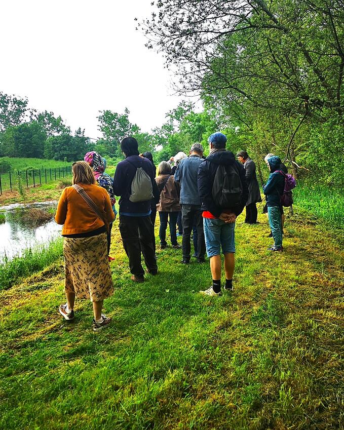 photo d'un groupe visitant le parcs des berges de la Garonne