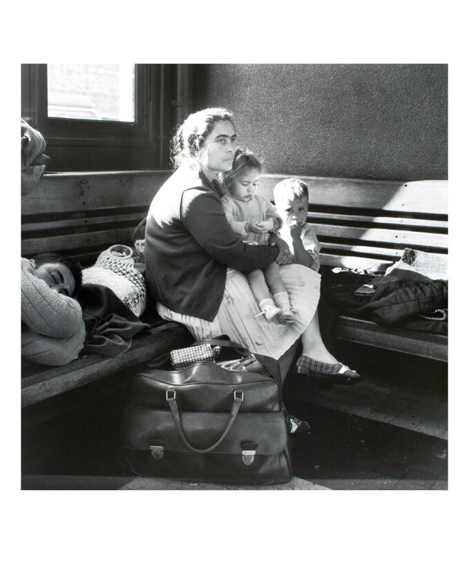 Femme immigrée portugaise, avec son enfant (1969-1970)