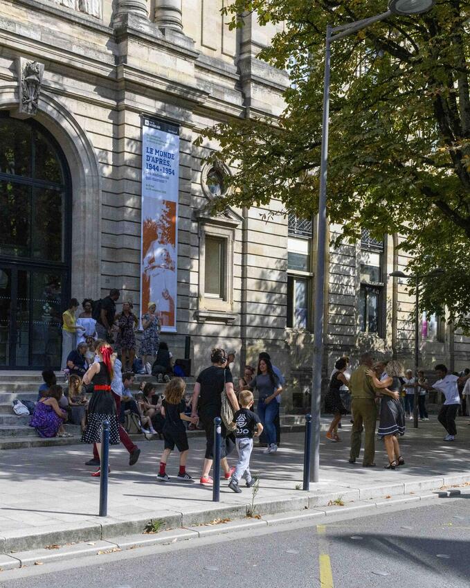 Public devant le parvis du musée par un beau jour de septembre pour les JEPM