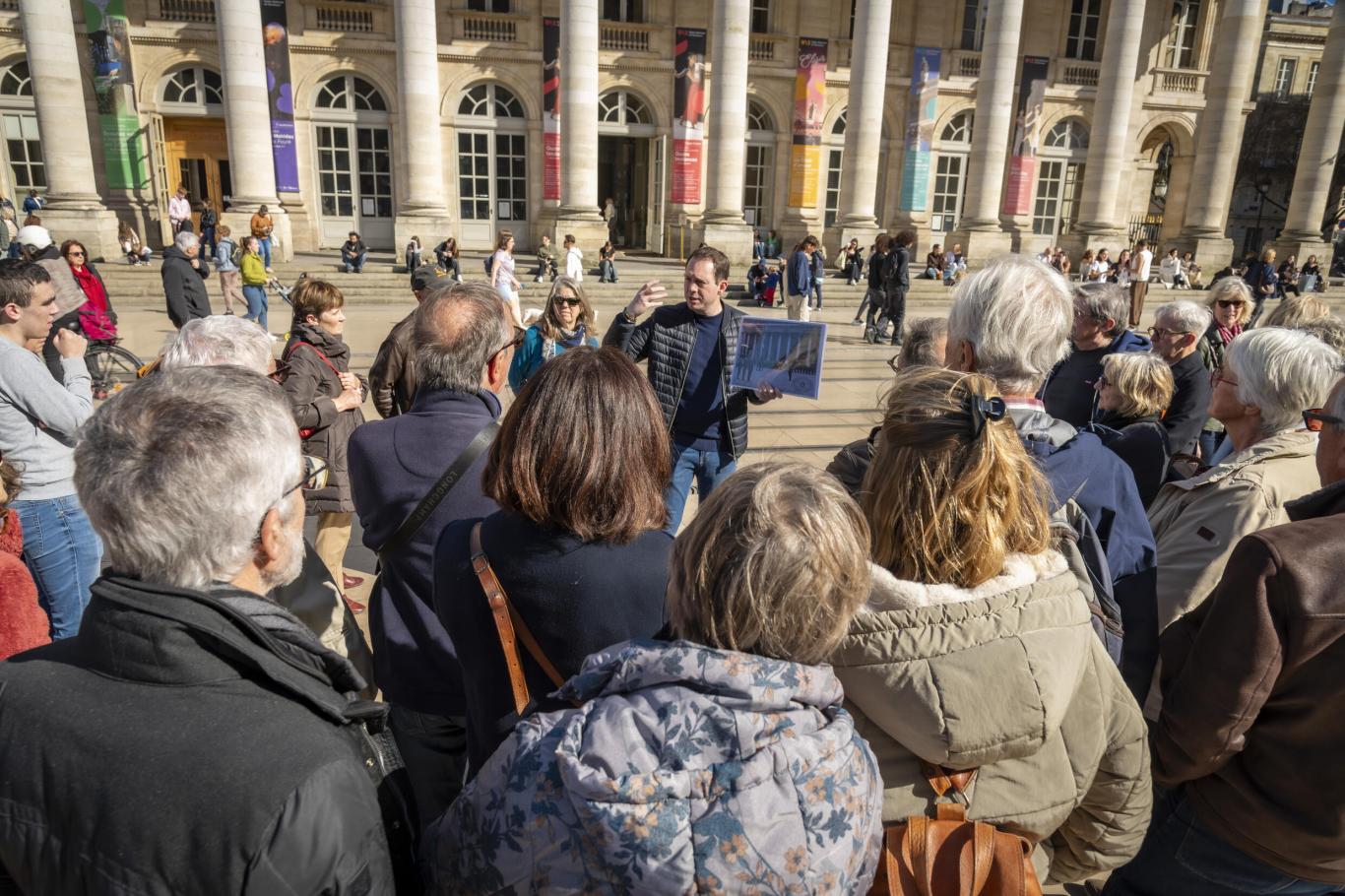 Photographie d'une visite commentée en ville devant l'Opéra