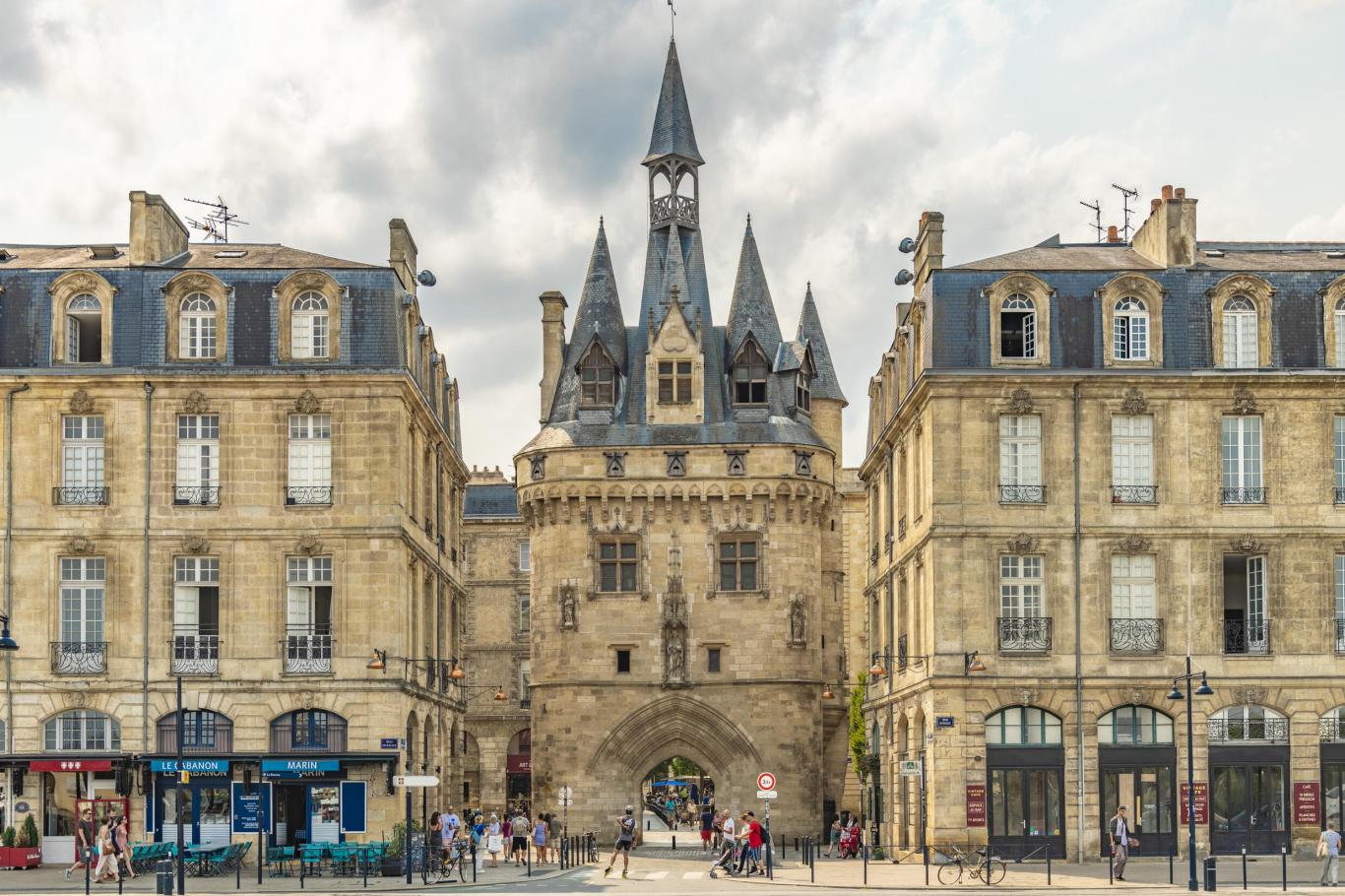 Cette image présente la porte Cailhau vue depuis les quais