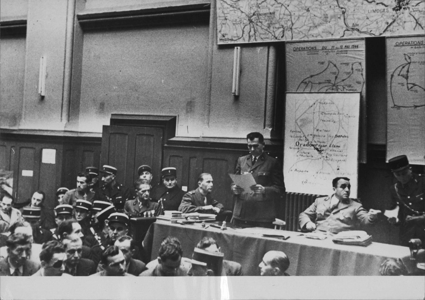 Photo en noir et blanc du procès du massacre d'Oradour-sur-glane