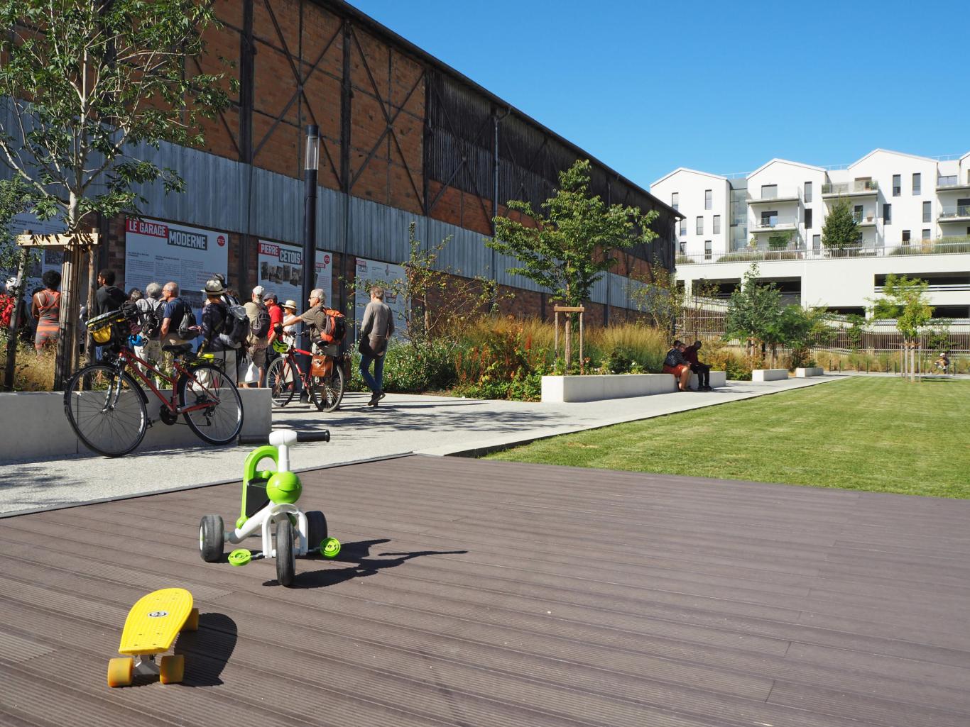 Vue du Garage Moderne depuis la place Pierre Cétois