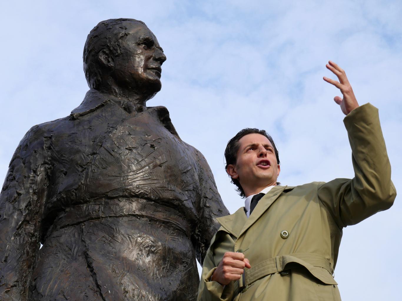 Pierre Lefranc interprète le célèbre Jacques Chaban-Delmas pour une visite inédite de Bordeaux. Il pose ici à côté de la statue de l'ancien Résistant et maire de Bordeaux