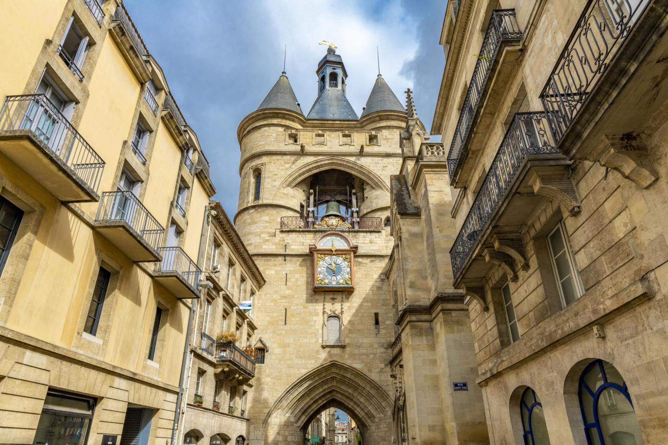 Vue de la porte Saint-Eloi dite La Grosse Cloche depuis le cours Victor Hugo